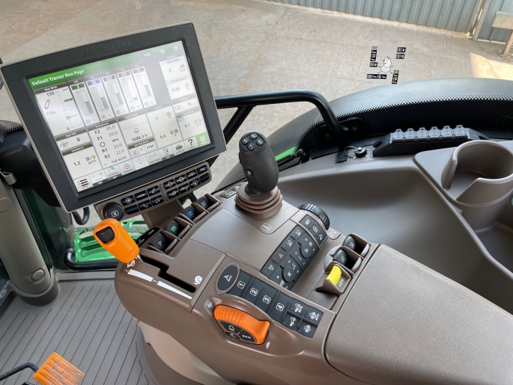 John Deere 6215R