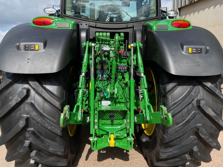 John Deere 6215R