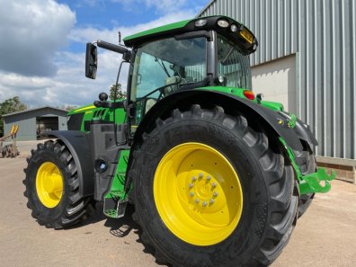 John Deere 6215R
