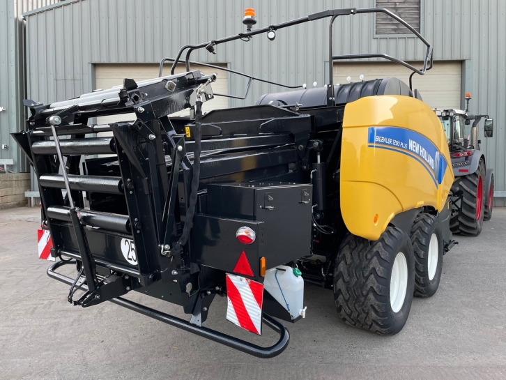 New Holland 1290 Plus baler