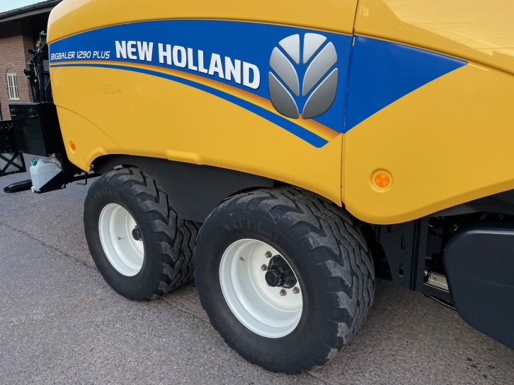 New Holland 1290 Plus baler