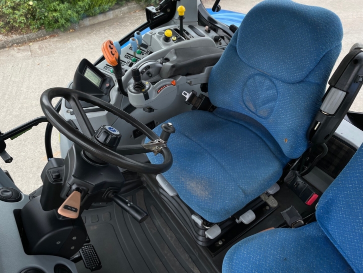 New Holland T7030