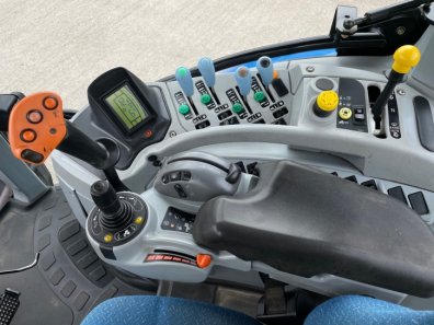 New Holland T7030