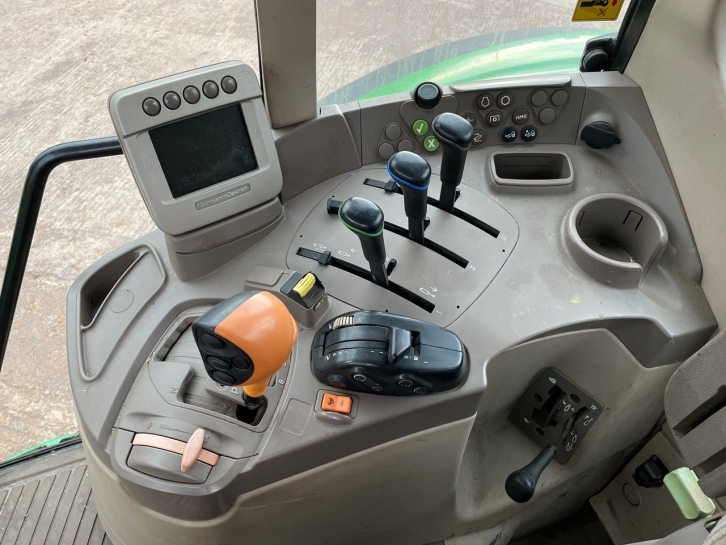 John Deere 6830