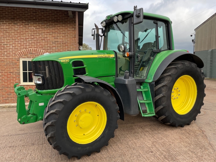 John Deere 6830