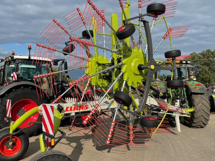 Claas Liner 2900 twin rotor rake