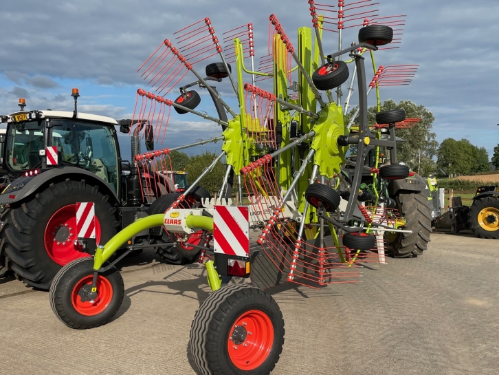 Claas Liner 2900 twin rotor rake
