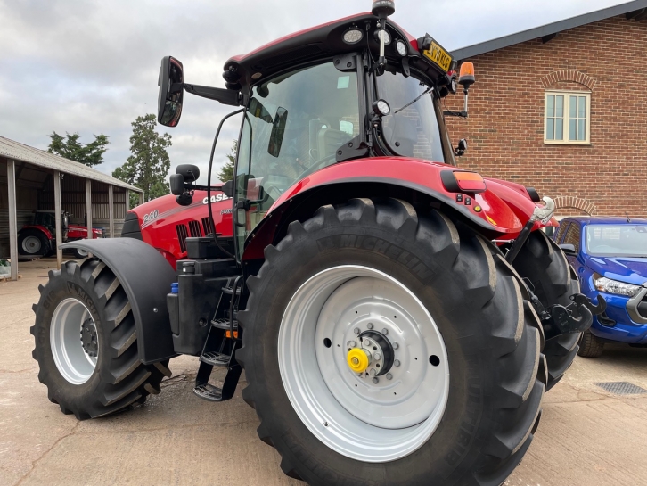 Case CVX 240
