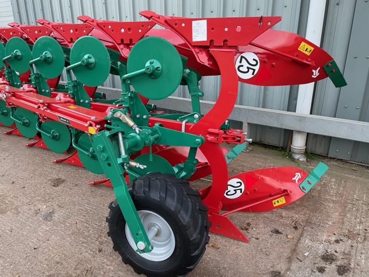 Kverneland ES six furrow plough