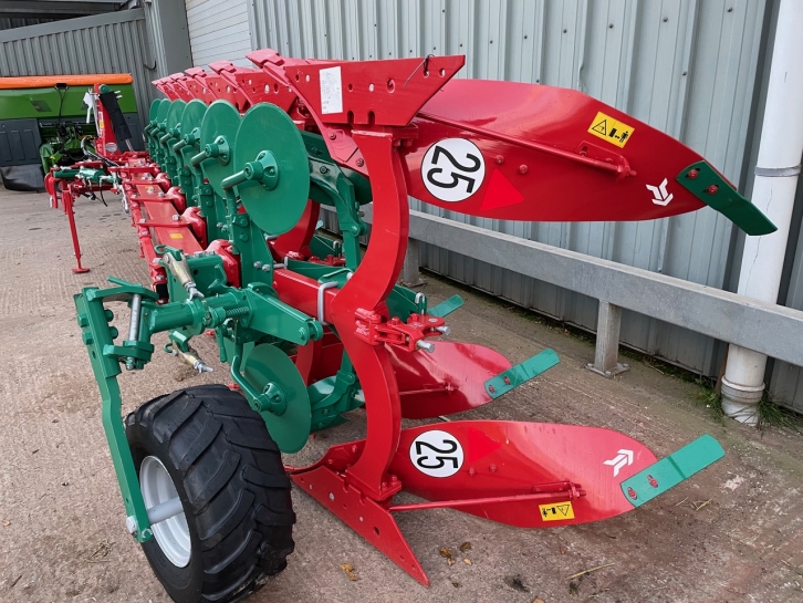 Kverneland ES six furrow plough