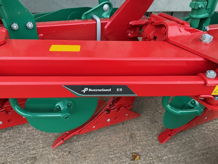 Kverneland ES six furrow plough
