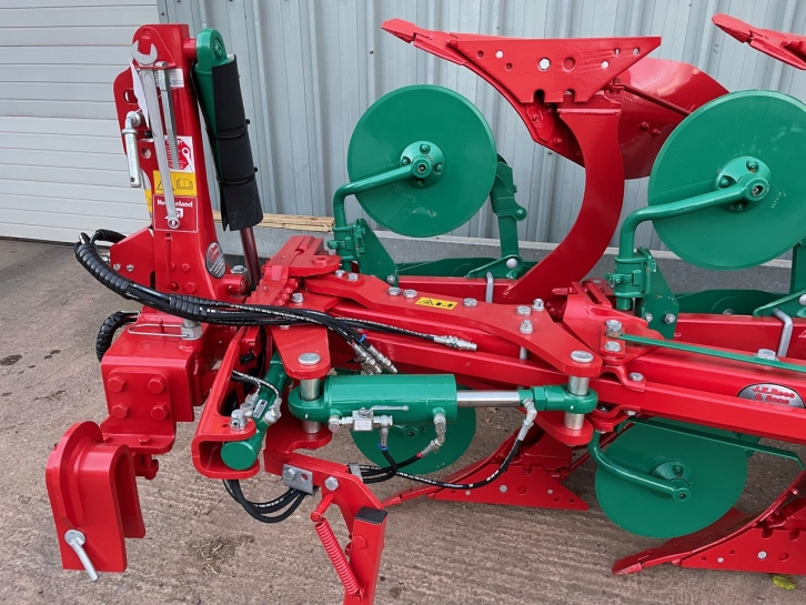 Kverneland ES six furrow plough