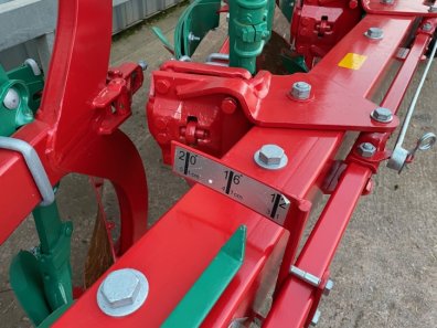 Kverneland ES six furrow plough