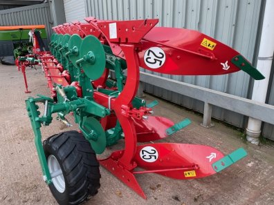 Kverneland ES six furrow plough