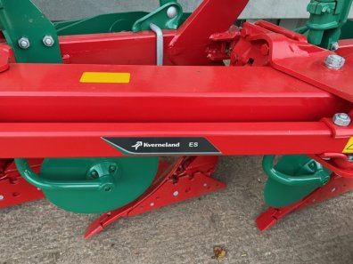 Kverneland ES six furrow plough