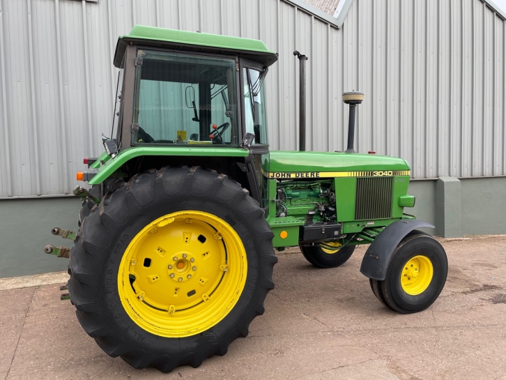 John Deere 3040