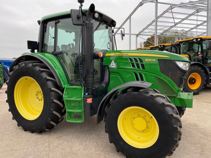 John Deere 6125M