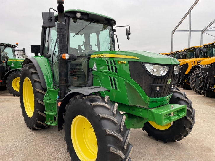 John Deere 6125M