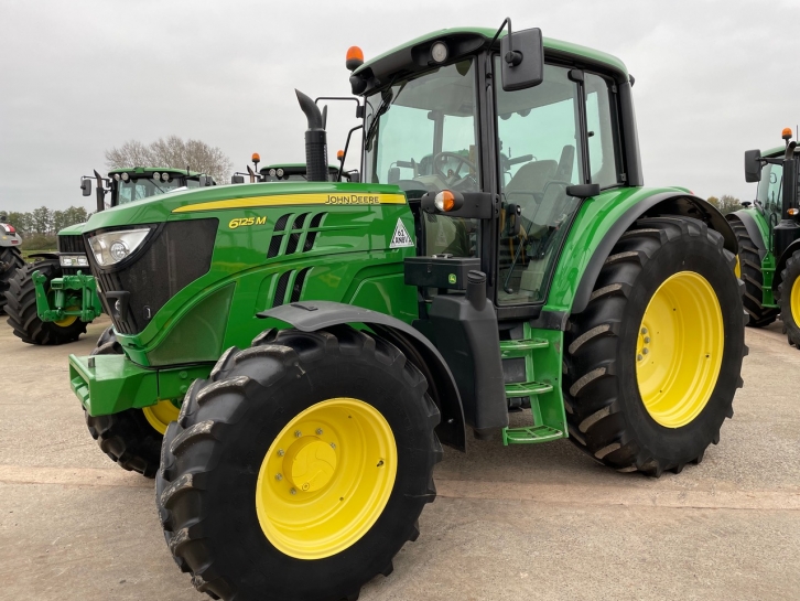 John Deere 6125M