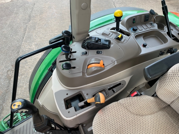 John Deere 6110MC