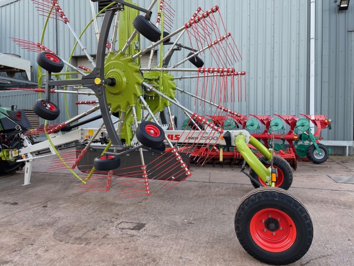 Claas Liner 2900 twin rotor rake
