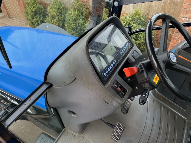 New Holland TM140