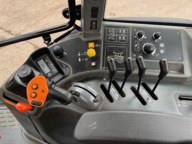 New Holland TM140