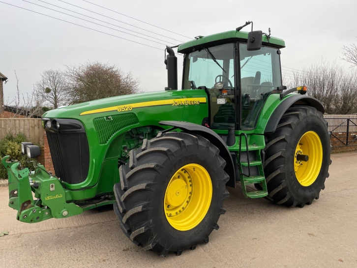 John Deere 8520