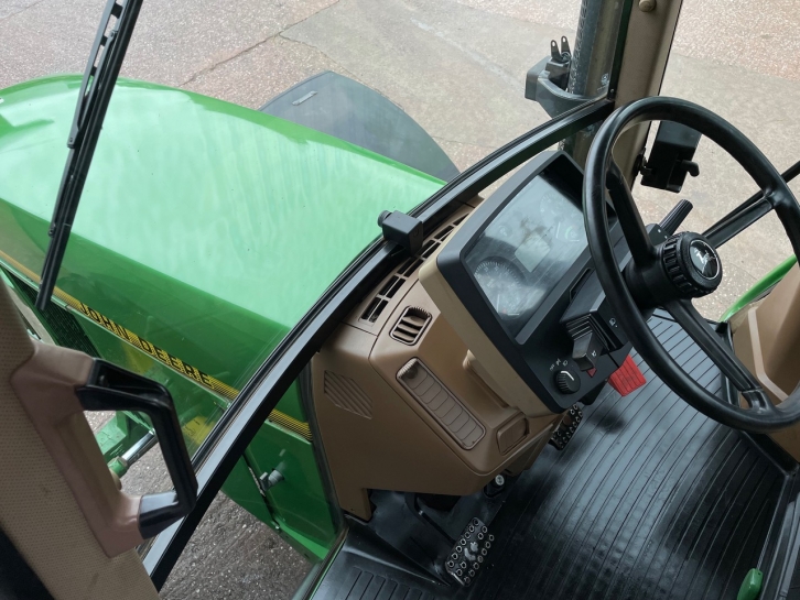 John Deere 6900