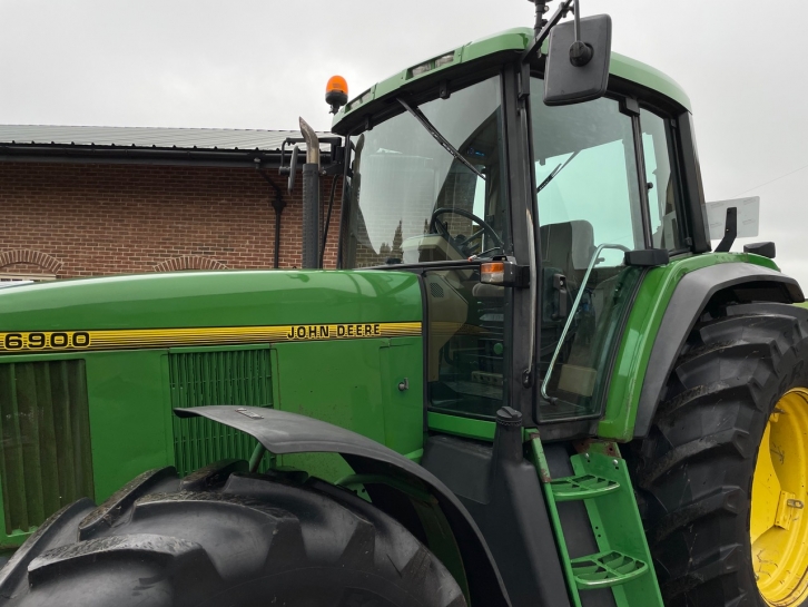 John Deere 6900