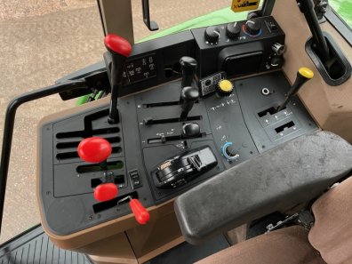 John Deere 6900