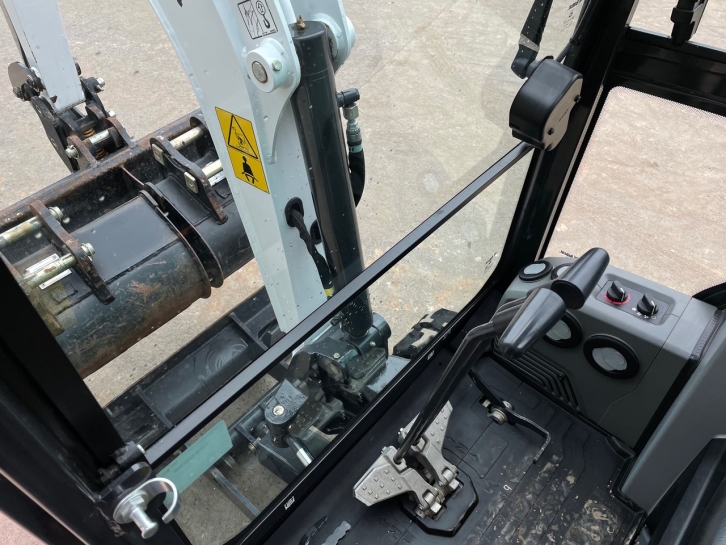 Bobcat E17 digger