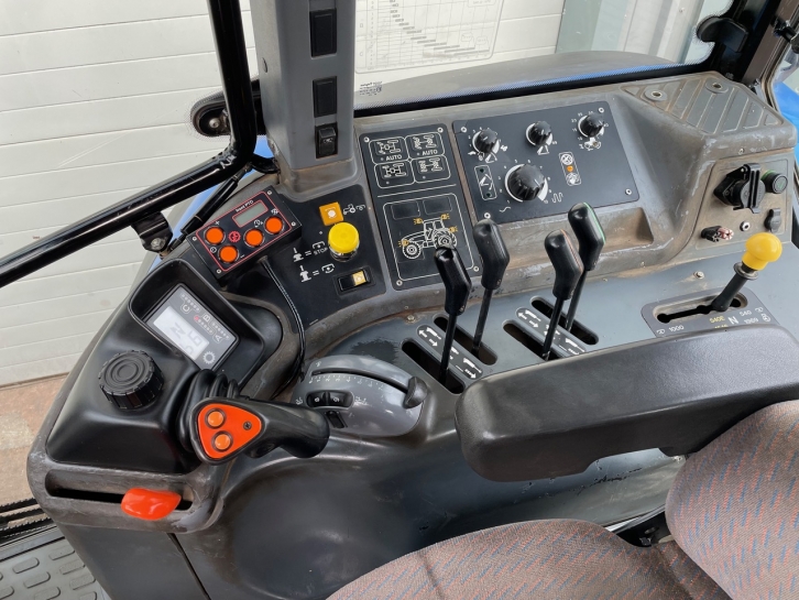 New Holland TM150