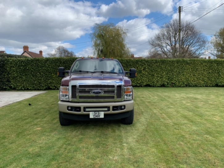 Ford F-250 pickup 6.4 V8 turbo diesel