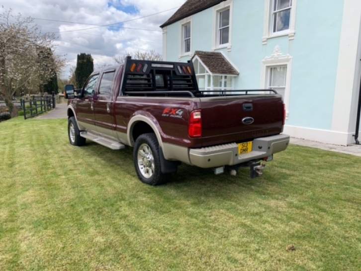 Ford F-250 pickup 6.4 V8 turbo diesel