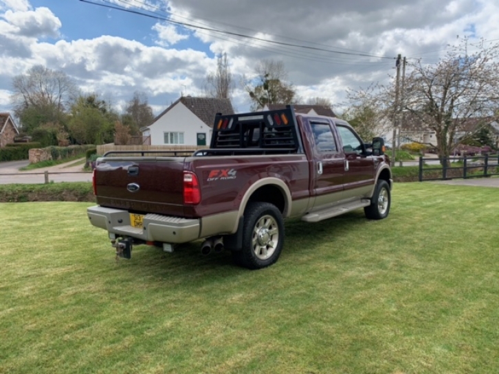Ford F-250 pickup 6.4 V8 turbo diesel