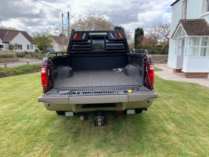 Ford F-250 pickup 6.4 V8 turbo diesel