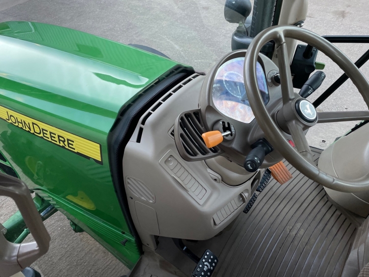 John Deere 6830