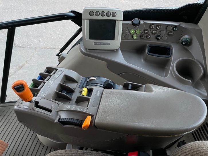 John Deere 6830