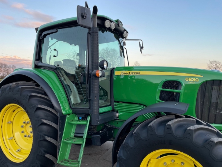 John Deere 6830