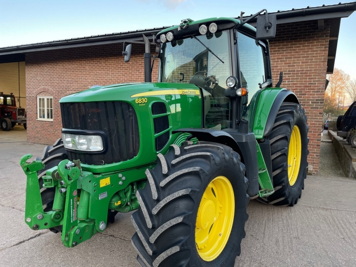 John Deere 6830