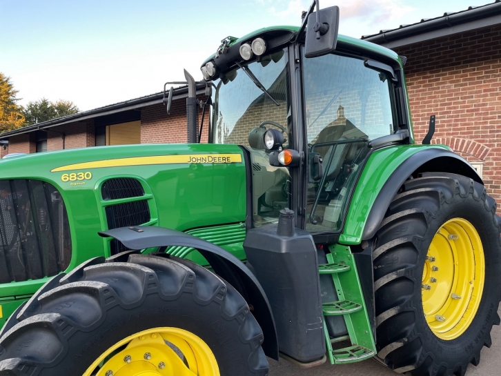 John Deere 6830