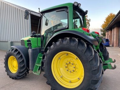 John Deere 6830