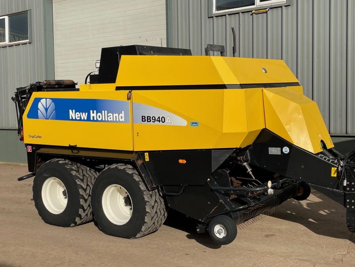 New Holland BB940A baler