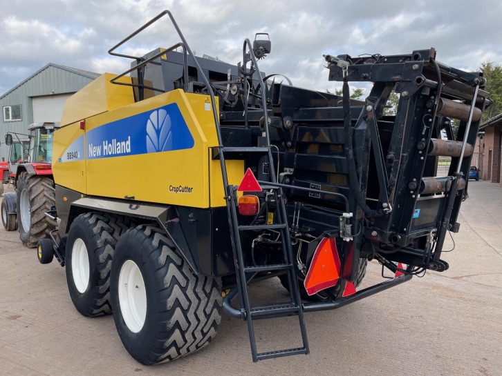 New Holland BB940A baler