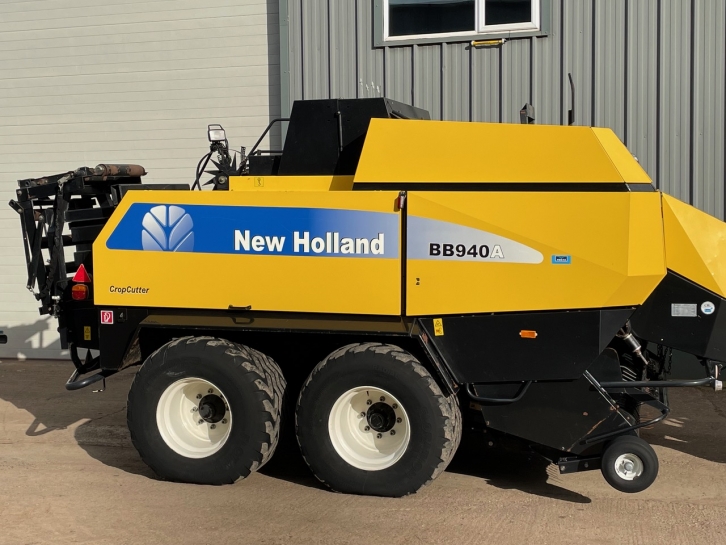 New Holland BB940A baler