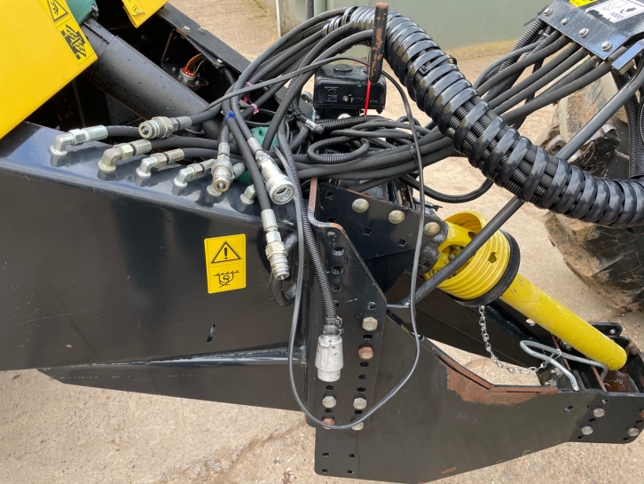 New Holland BB940A baler