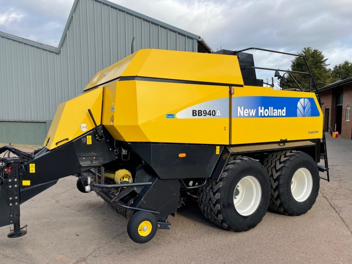 New Holland BB940A baler