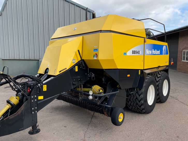 New Holland BB940A baler