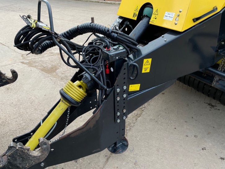 New Holland BB940A baler